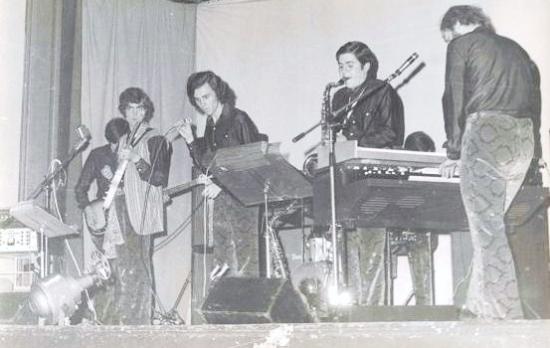 .1968. Sur scène à l'Arbresle .révolutionnaire!..l'orgue Hammond et la cabine Leslie qui nous démontaient le dos!